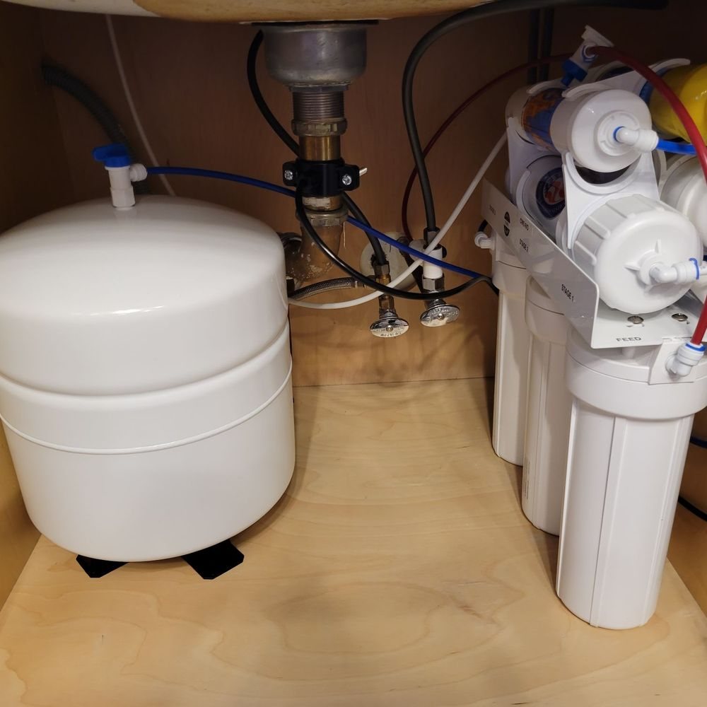 Reverse osmosis water filtration system installed under a kitchen sink in Valencia